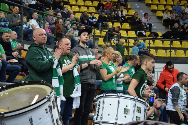 W pierwszym meczu 2020 roku Stelmet Enea BC nie bez trudu pokonał Śląsk Wrocław. Fani pomogli swojej drużynie świetnym dopingiem w  końcówceMecz ze Śląskiem był bardzo trudny, a o zwycięstwie zadecydowały ostatnie minuty. Kibice, którzy w liczbie ponad 2.600 osób przyszli do hali bardzo wspomagali swój zespół szczególnie w ostatnich sekundach. Zobaczcie, jak wspieraliście swoich ulubieńców.Przeczytaj także relację z meczu: Stelmet lepszy od Śląska