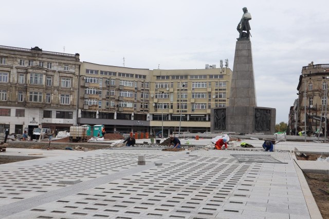 Zaczął się montaż - kupionych przez łodzian - imiennych tabliczek na kostkach granitowych, które stworzą Wielki Pomnik Łodzian na placu Wolności w centrum Łodzi.