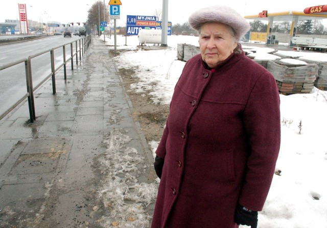 Tak blisko ulicy ten chodnik, że ciągle chlapią nas przejeżdżające auta - mówi Helena Odzimkowska, mieszkanka Kaptura.
