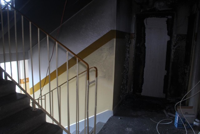 Do podpalenia drzwi do dwóch mieszkań w wieżowcu przy ul. Wyszyńskiego doszło w niedzielę 10 grudnia. W wyniku tego zdarzenia spłonęły drzwi do mieszkania oraz część wyposażenia korytarza.