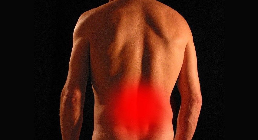 O niedoborze witaminy D mogą świadczyć bóle kości i pleców.