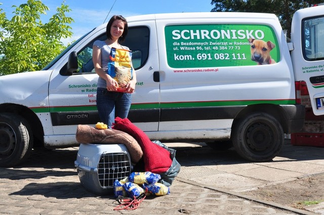 Na ręce Anny Konopskiej, kierownik schroniska przekazaliśmy kolejne dary, które przynieśli nasi czytelnicy.