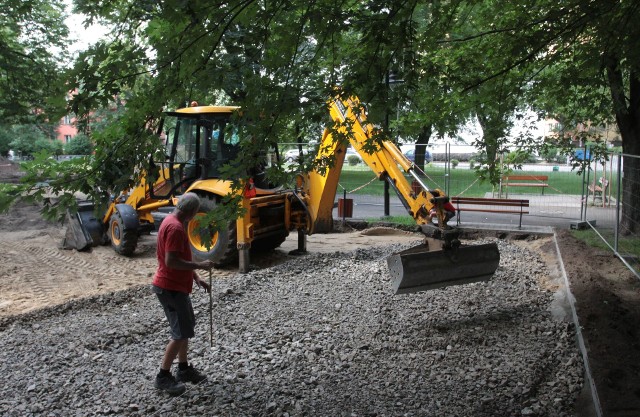 We wtorek firma Novum ze Szczytna ustawiła barierki i zaczęła przygotowywać teren do budowy placu w parku na Plantach. Nowe miejsce dla dzieci będzie kosztowało prawie 600 tysięcy złotych. 