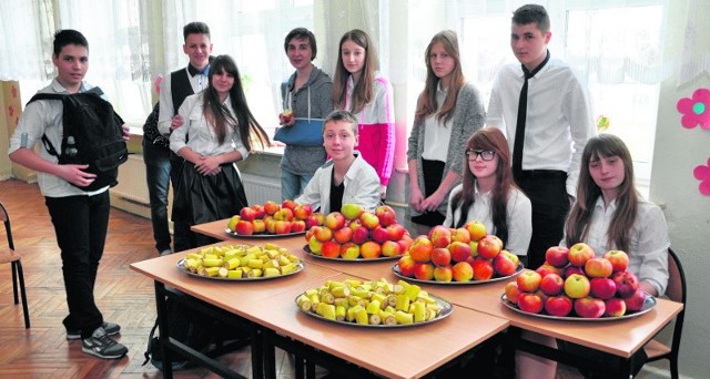 Nie tylko realizatorzy projektów, ale też pozostali uczniowie chętnie degustowali przygotowane specjalnie na  Światowy Dzień Zdrowia w Szkole, owoce.