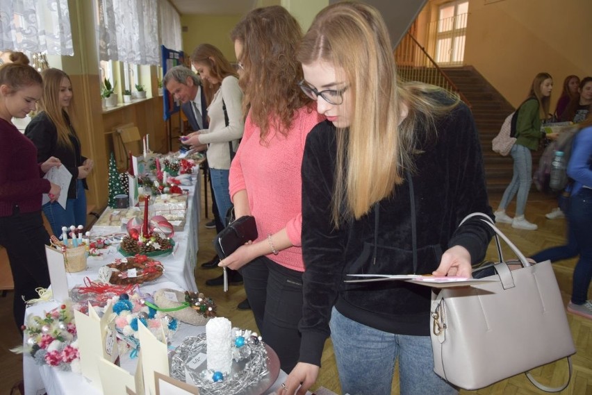 „Chreptusy” urzeczone świątecznymi ozdobami wykonanymi przez uczniów Zespołu Szkół Specjalnych