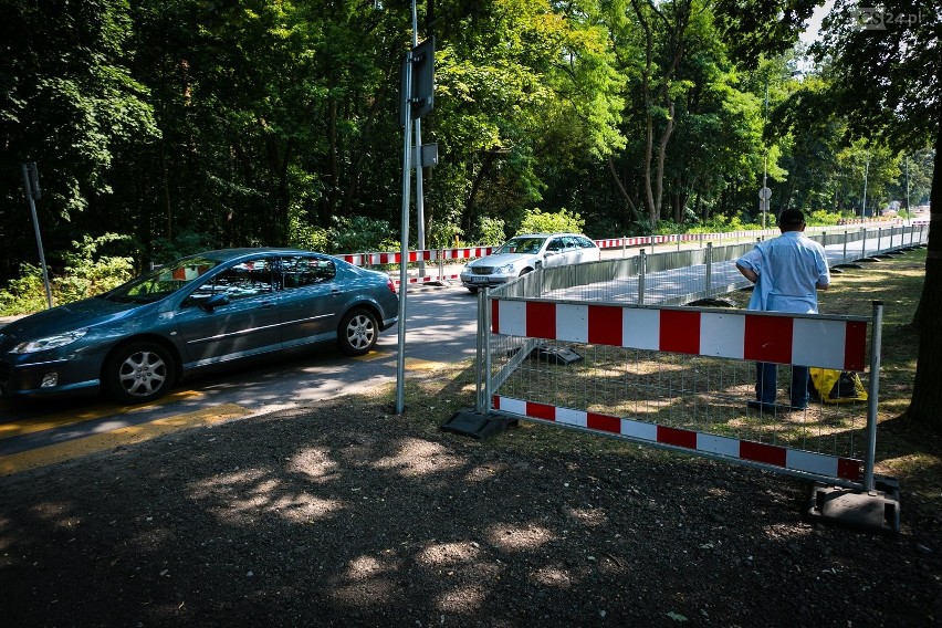 Parkowanie w okolicy Arkonki w Szczecinie. Barierki w walce z nielegalnie parkującymi [ZDJĘCIA] 