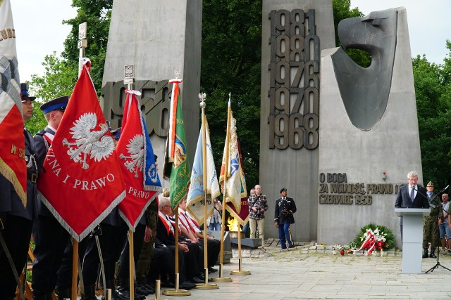 Obchody 63. rocznicy Poznańskiego Czerwca 1956. trwają cały dzień w różnych miejscach miasta. Rozpoczęły się już o godzinie 6.00 od złożenia kwiatów pod tablicą pamiątkową przy bramie Fabryki Pojazdów Szynowych HCP, jednak ich zwieńczeniem jest główna uroczystość na placu Adama Mickiewicza. Tą poprzedziła uroczysta msza św. w kościele oo. Dominikanów. Następnie uczestnicy wydarzenia przemaszerowali na plac, gdzie odbyła się ceremonia, upamiętniająca bohaterów tamtych wydarzeń.Zobacz zdjęcia --->