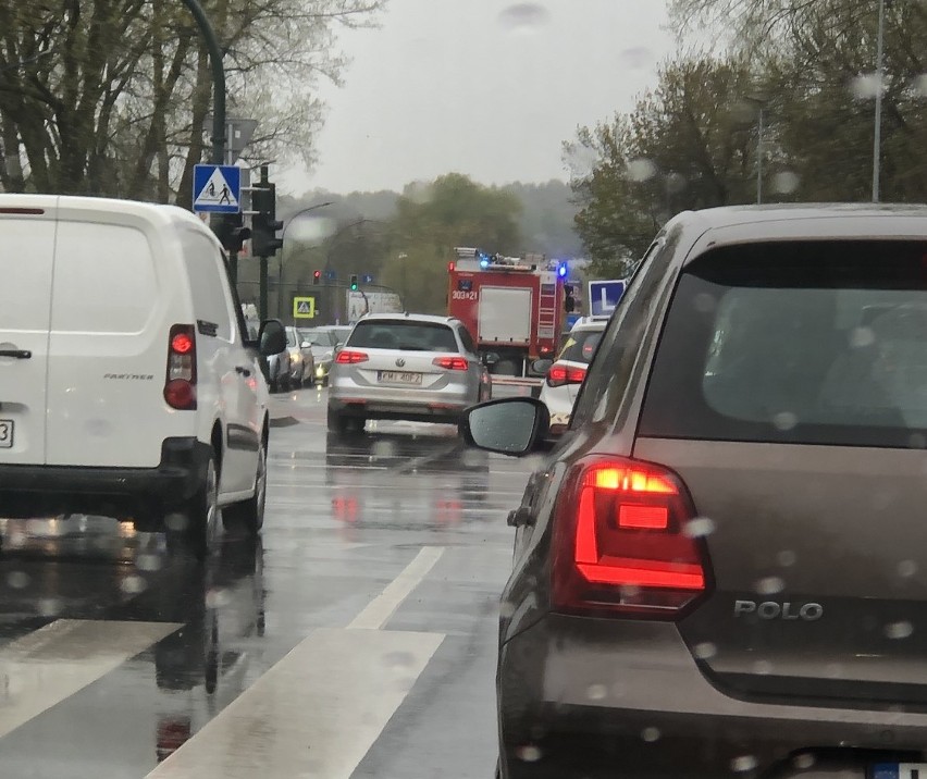 Kraków. Wypadek na obwodnicy miasta. Kierowcy w centrum utknęli w wielkich korkach [ZDJĘCIA]