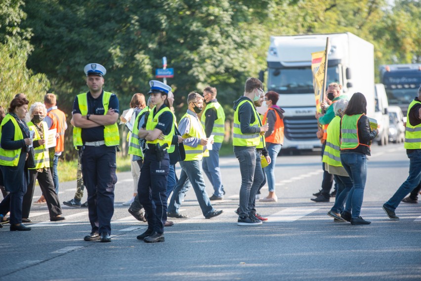 [cyt] - Na pierwszy rzut oka te zapewnienia urzędników...