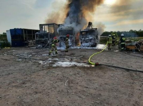 Znana jest przyczyna pożaru w Baranowie Sandomierskim. Spłonęły trzy ciężarówki, trzy kolejne samochody zostały uszkodzone (ZDJĘCIA)