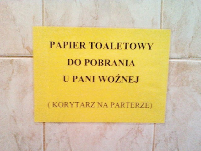 Dyrektor liceum przekonuje, że szkoła musi oszczędzać pieniądze i nie stać jej na marnotrawstwo papieru.