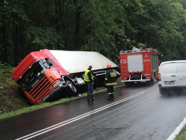 We wtorek około godziny 12 na drodze krajowej nr 20 między Przęsinem a Zadrami (gm. Miastko) do rowu wpadła ciężarówka.
