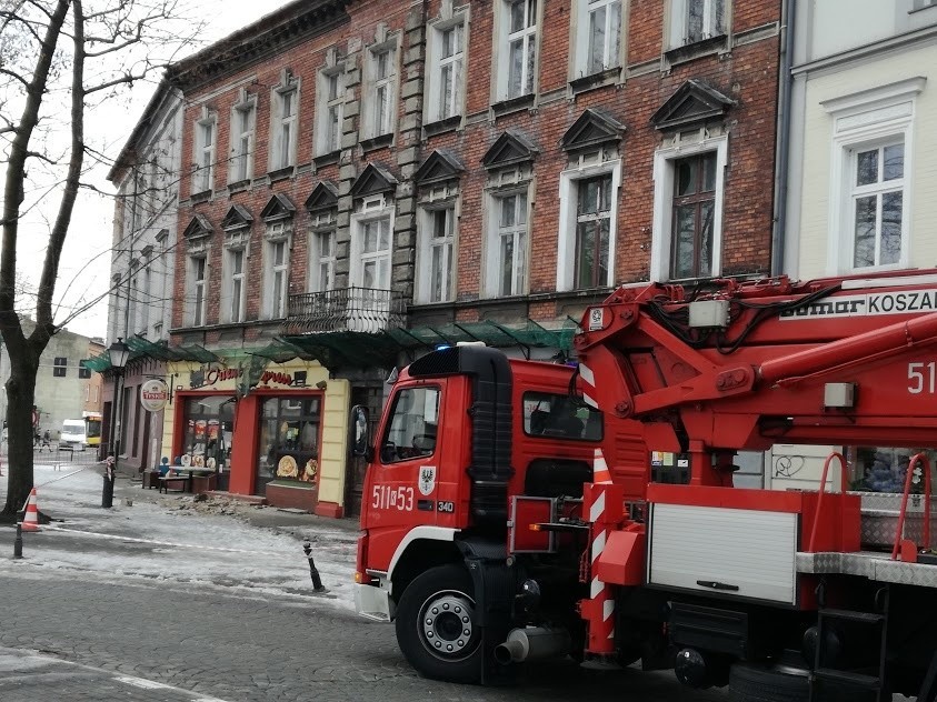 Oświęcim. Fragmenty elewacji opustoszałej kamienicy posypały się na ulicę w centrum miasta. Było zagrożenie dla ludzi [ZDJĘCIA]