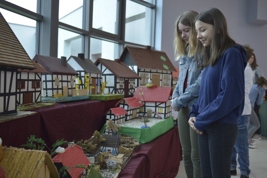 W szkole w Bierkowie stworzyli wystawę miniaturowych budowli...