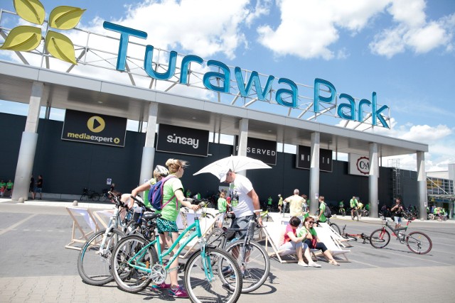 Turawa Park to jedno z trzech dużych centrów handlowych w rejonie Opola. Jakie sklepy działają w galerii? Jakie są godziny otwarcia i jak dojechać do Turawa Park?  Więcej informacji w tekście. 