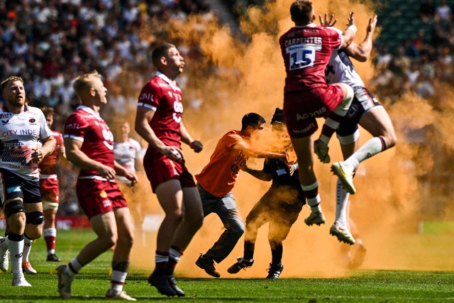 Członkowie organizacji "Just Stop Oil" zakłócili przebieg finału angielskiej Gallagher Premiership Rugby.
