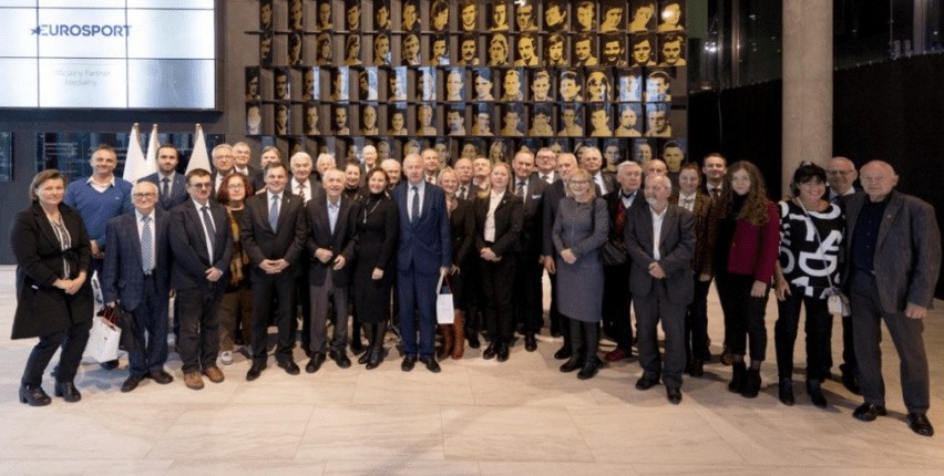 Pamiątkowe zdjęcie laureatów konkursu Polskiej Akademii...