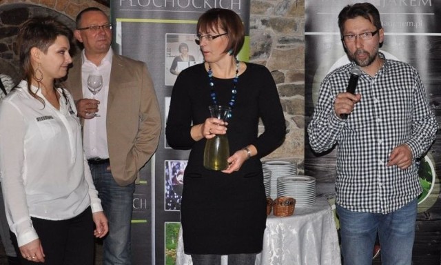 Święto młodego wina SandomierzuGości powitali właściciele winnic, gospodarze święta; na zdjęciu: Barbara i Marcin Płochoccy oraz Sylwia Paciura.      