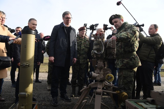 Żołnierz 72. Brygady Operacji Specjalnych demonstruje prezydentowi Serbii rosyjski system przeciwpancerny Kornet