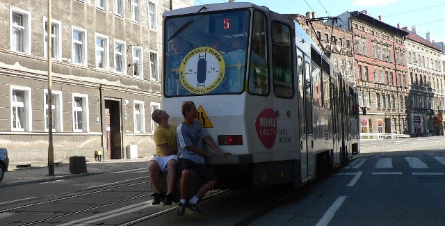 Dwóch chłopaków jechało na haku tramwaju linii 5.