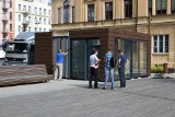 Na placu Litewskim powstaje kawiarenka. Kontener już stanął między placem zabaw a multimedialną fontanną