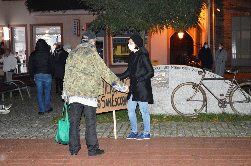 Protest kobiet w Bytowie. Utarczki słowne i "wizyta" pod domem radnego PiS (zdjęcia, wideo)