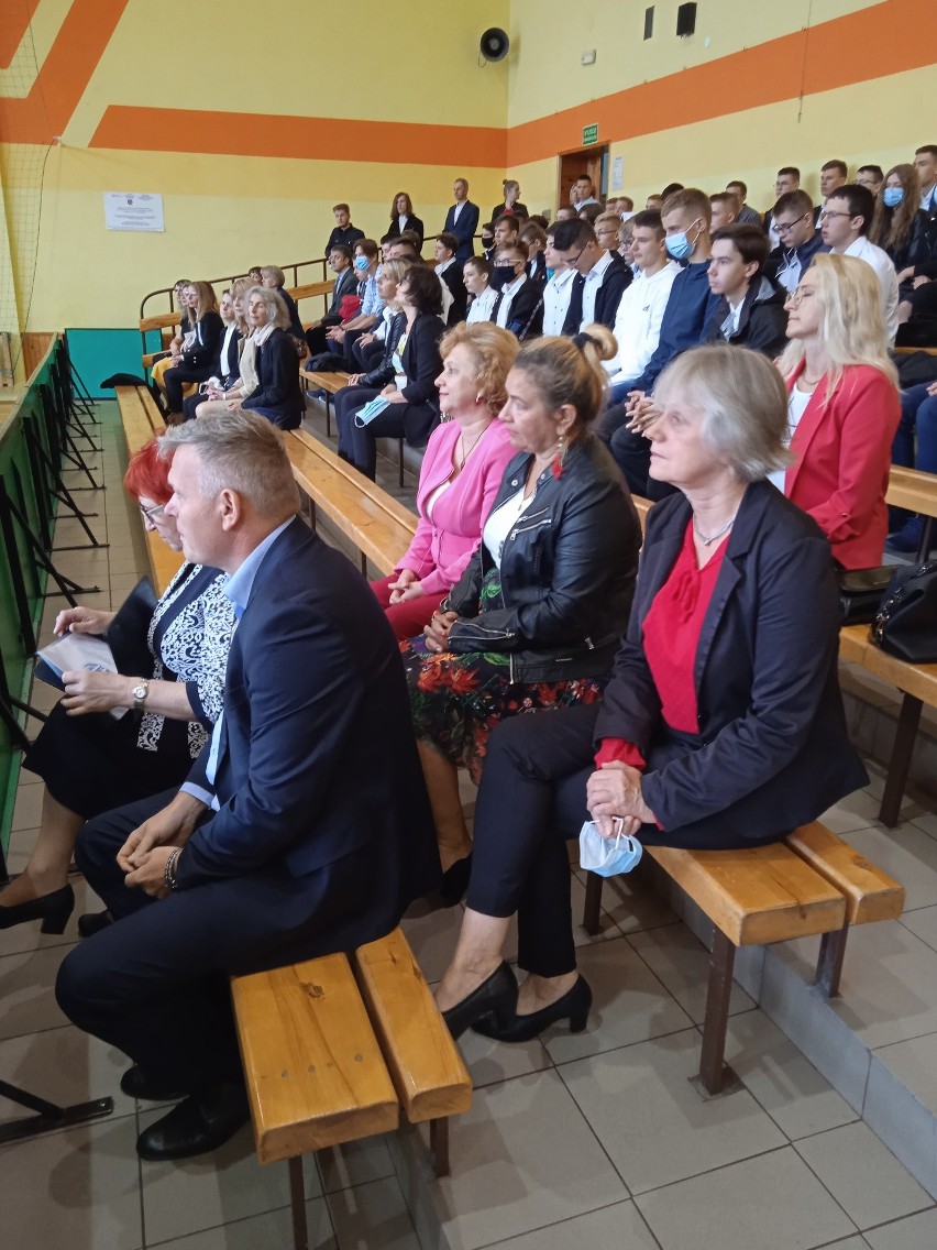 Rozpoczęcie roku szkolnego 2021/2022 w szkołach powiatu staszowskiego. Zobacz jak wyglądało (ZDJĘCIA)