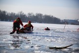 Strażacy ostrzegają: Nie ma bezpiecznej grubości lodu na zamarzniętym akwenie [WIDEO]