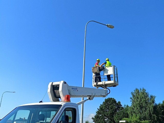 Sposobem na oszczędzanie energii jest zmiana oświetlenia ulicznego na ledowe. Tak zrobiono w gminach Skarżysko - Kamienna i Łączna.