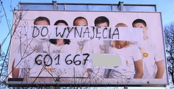 Białostoczanie ze słoneczkiem "Wschodzącego Białegostoku&#8221; na piersiach pojawili się na billboardach w całym mieście. Są już nieaktualne, bo zakończyła się jesienna kampania promująca logo wśród mieszkańców. Kolejna odbędzie się wiosną, w całej Polsce. Znów ma poprowadzić ją Eskadra.