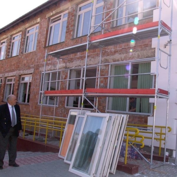 Rozpoczęło się ocieplanie budynku szkół w Goszczynie, połączone z wymianą okien. - Chcieliśmy to zrobić jeszcze w ubiegłym roku - mówi Sławomir Słabuszewski, wójt gminy.