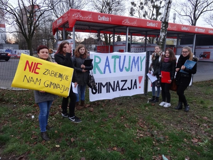 Od rana uczniowie, rodzice oraz nauczyciele z Gimnazjum nr...