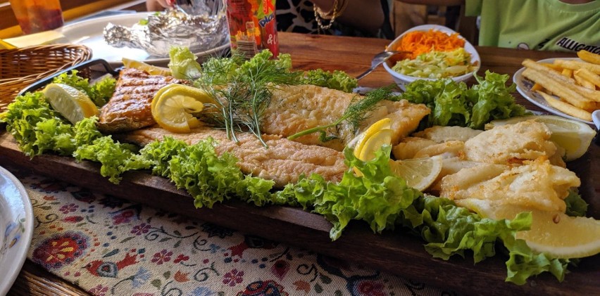 Deska ryb z dwoma zapiekanymi ziemniakami w Jastrzębiej...