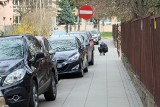 Wąski chodnik przy Szkole Podstawowej nr 4. Radny domaga się postawienia tam słupków dla samochodów