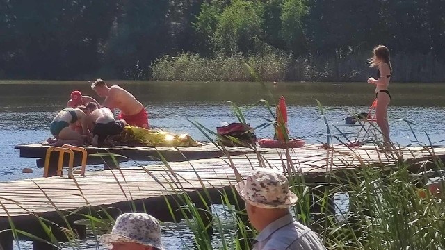 20 sierpnia 2023 roku ratownik WOPR uratował mężczyznę na jeziorze Czarnym we Włocławku. Akcję ratowniczą WOPR podjął także 15 sierpnia. Ratownicy wyciągnęli z wody nastolatkę, która nie wypłynęła po skoku do jeziora. Zobaczcie zdjęcia z tej akcji.