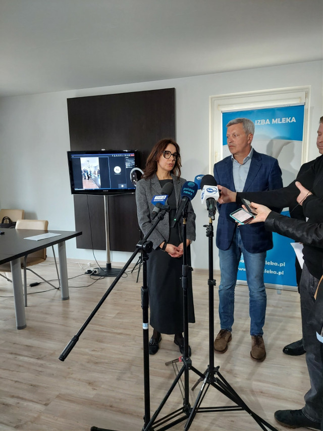 Organizacje branży mleczarskiej alarmują, że utrata rynku ukraińskiego mocno uderzy w rolników. Wystosowały apel do rządów