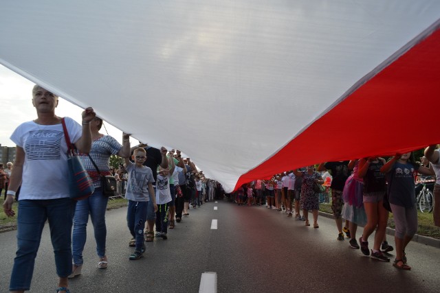 Na Placu Papieskim w Sosnowcu-Klimontowie odbywały się w sobotę uroczystości związane z setną rocznicą odzyskania przez Polskę niepodległości. Najciekawszym punktem wieczoru była próba bicia rekordu Guinnessa dotycząca jednoczesnego trzymania flagi narodowej przez największą liczbę osób. Mieszkańcy Sosnowca i miast ościennych przeszli z flagą ulicą Rydza-Śmigłego, ale próby rekordu niestety nie udało się pobić.