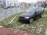 Kolizja w Koszalinie. Kierowca BMW nie wyhamował i uderzył w latarnię