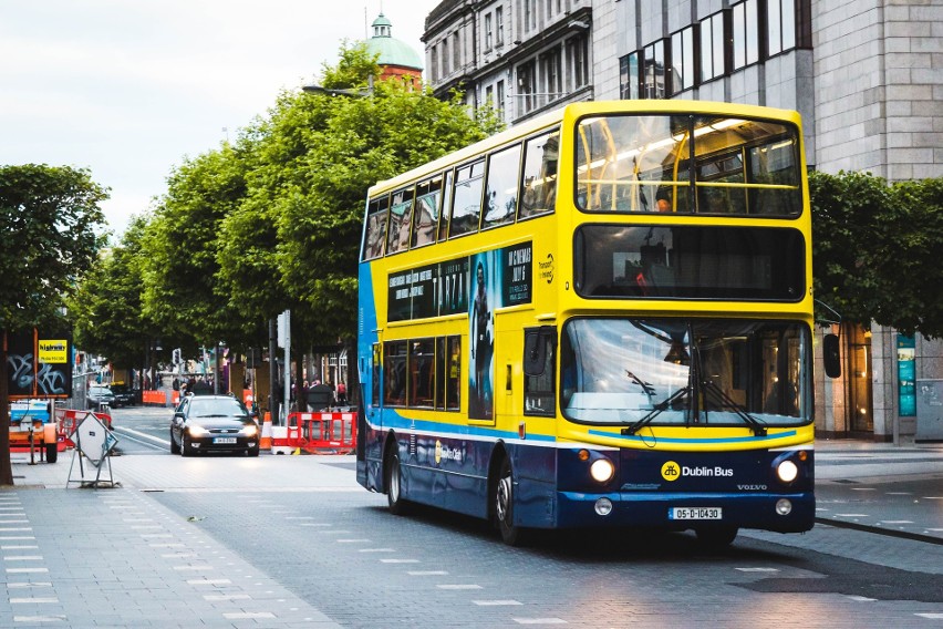 Przed 9 rano autobusy na irlandzkich ulicach są pełne dzieci...