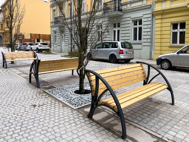 Ponad 400 nowych ławek stanie w tym roku w Łodzi. Lokalizacje wybrali mieszkańcy w ramach programów Mia100 ławek oraz w projektach zgłoszonych do Budżetu Obywatelskiego, ale większość stanie przy okazji realizowanych inwestycji lub rewitalizacji. Więcej na kolejnych zdjęciach.