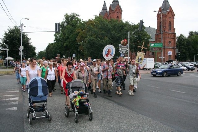 Pielgrzymi z Ostrowi wędrują w grupie srebrnej