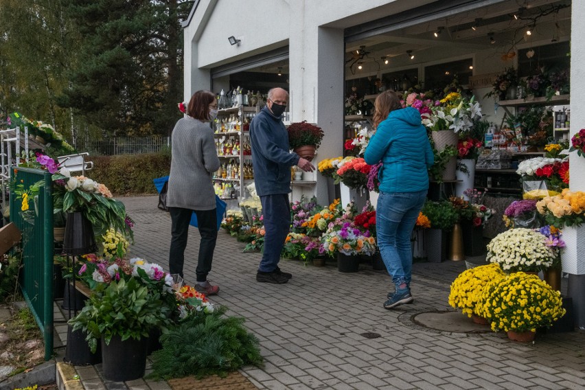 Zamknięte cmentarze na Wszystkich Świętych to dramat dla...