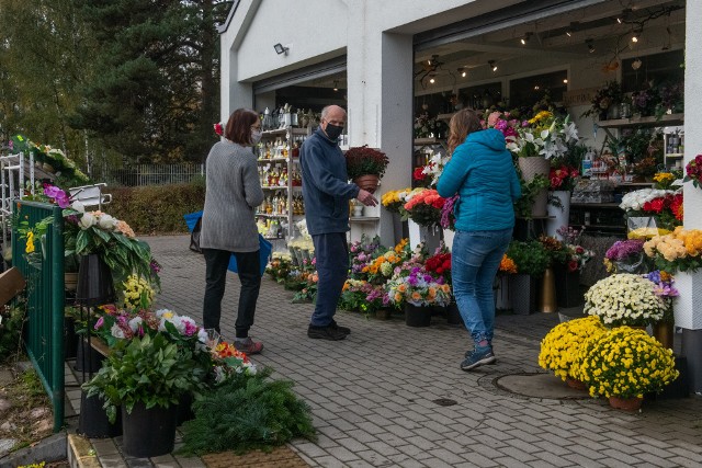 Zamknięte cmentarze na Wszystkich Świętych to dramat dla sprzedawców kwiatów i zniczów