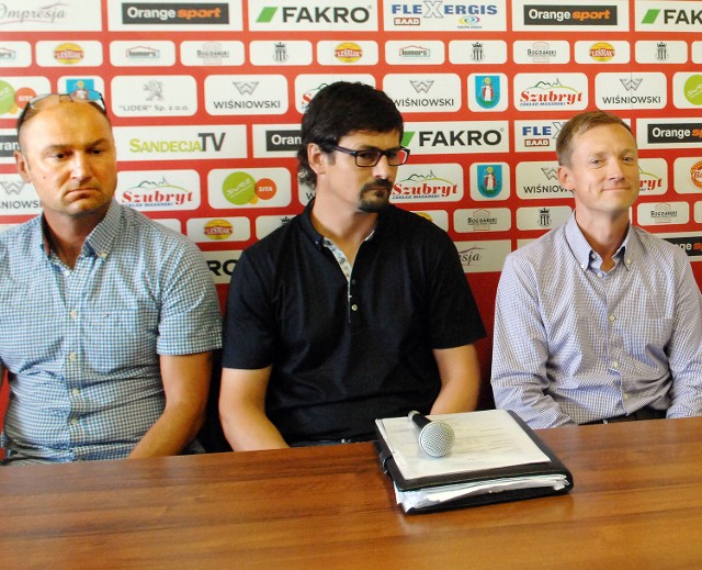 Od lewej: Janusz Świerad, dyrektor sportowy Sandecji Nowy Sącz Jano Frohlich i Jozef Kostelnik