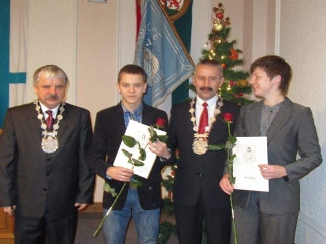 z przewodniczącym rady miejskiej Pawłem Cieślewiczem i burmistrzem Tadeuszem Kowalskim