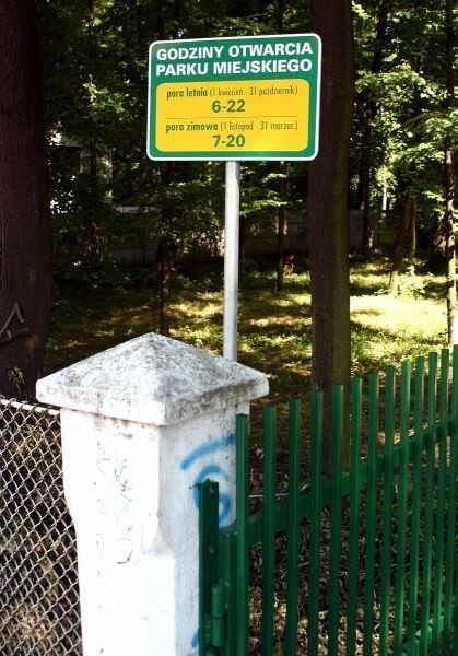 Park  w porze letniej zamykany jest o godzinie 22 i porządku...