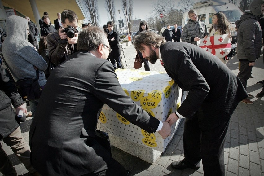 W poniedziałek marszałek Cezary Przybylski (z lewej) i jego...