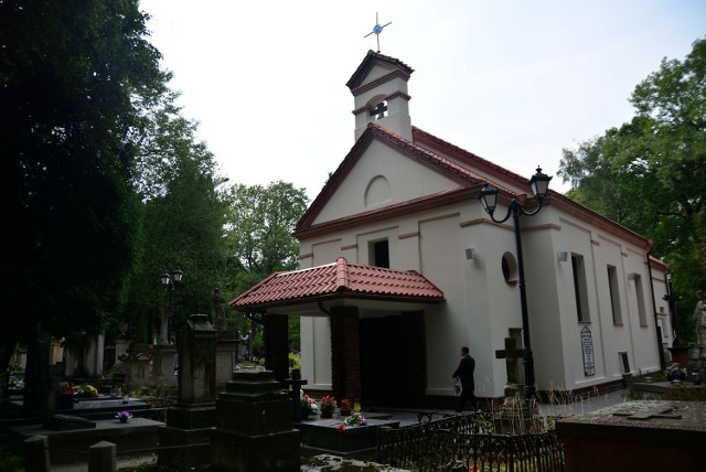 Kaplica cmentarna powstała w 1844 roku z fundacji kanonika Michała Leszczyńskiego. 
