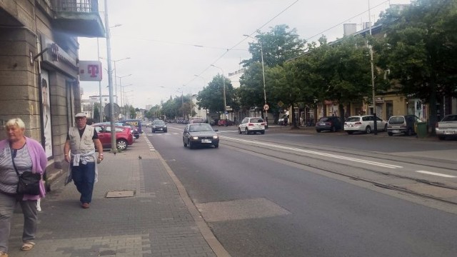 Policjanci ustawili specjalny wóz na ul. Zamkowej przy ul. Bagatela.