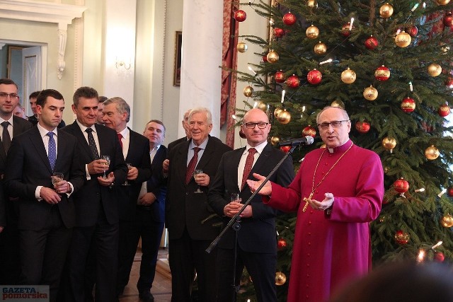 Noworoczne spotkanie u duszpasterza diecezji. W pałacu biskupim przy ulicy Gdańskiej bp Wiesław A. Mering, ordynariusza diecezji włocławskiej i prezydent Włocławka Marek Wojtkowski spotkali się z przedstawicielami środowisk samorządowców, ludźmi kultury, nauki i biznesu włocławskiego.>> Najświeższe informacje z regionu, zdjęcia, wideo tylko na www.pomorska.pl 